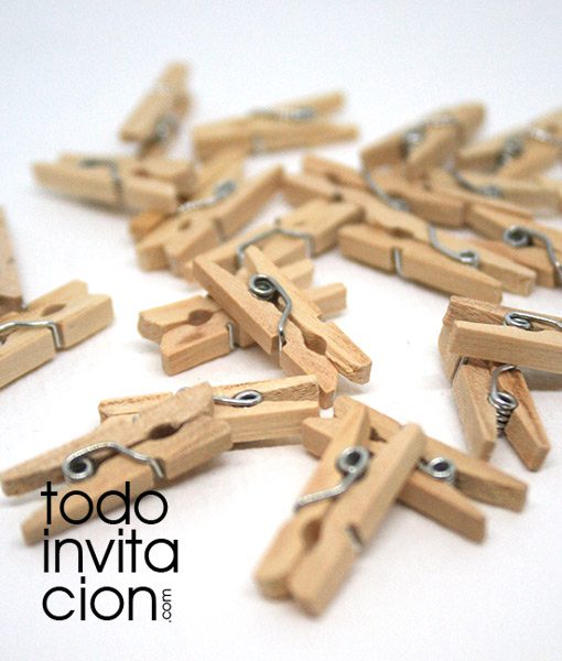 mini pinzas de madera