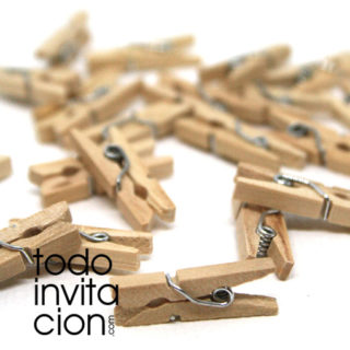 mini pinzas de madera