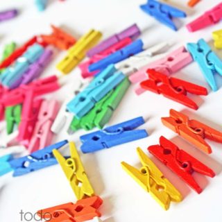 mini pinzas de colores de madera