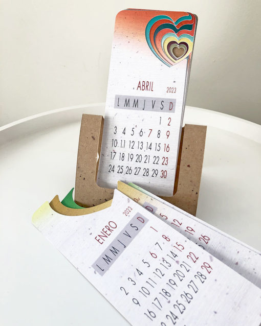 calendario sobre mesa papel reciclado artesanal